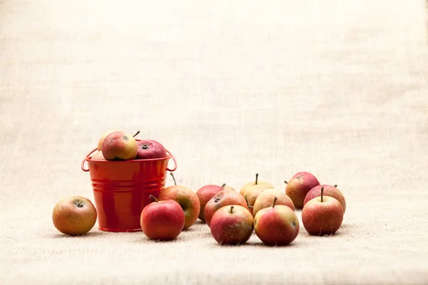 Small Red Apples Kitchen Cutting Board Burlap Texture Background — Stock Photo, Image