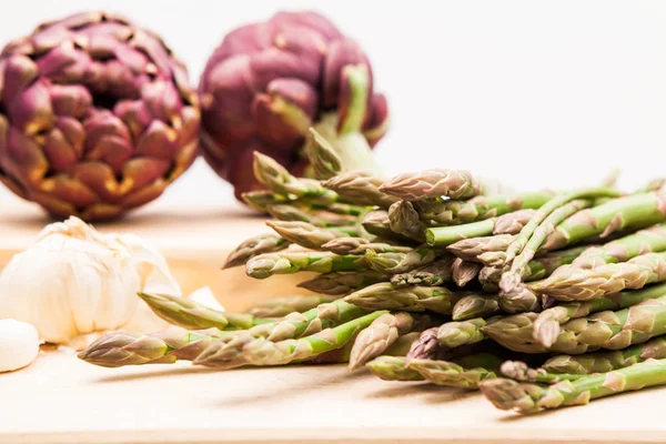 Artichokes Asparagus Stems Garlic Wooden Kitchen Board — Stock Photo, Image