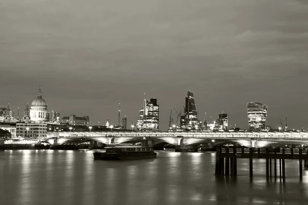 Londen Nachten Vanaf Pieren Met Uitzicht Canary Wharf — Stockfoto