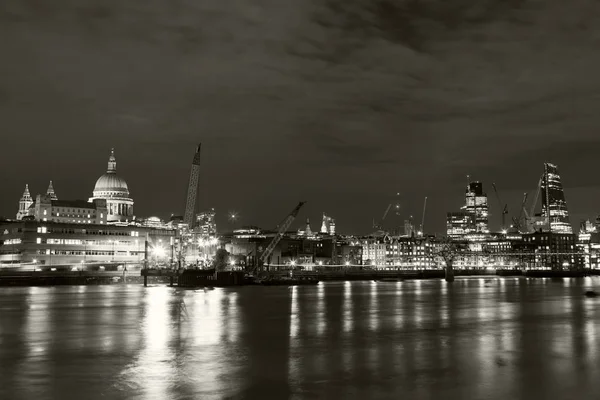伦敦夜晚从与金丝雀码头码头查看 — 图库照片
