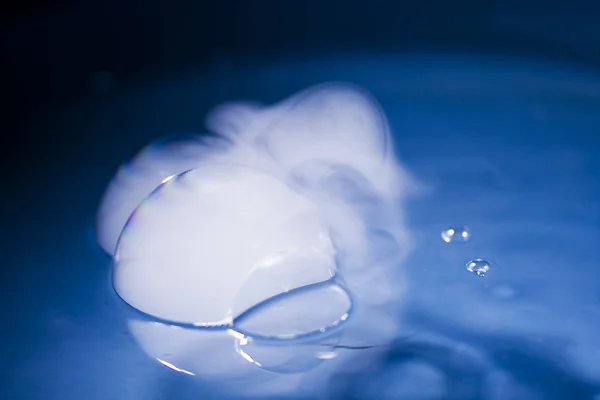 Disparo Abstracto Con Grandes Burbujas Jabón Una Superficie Agua Con —  Fotos de Stock