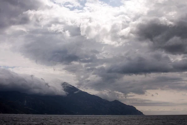 Paesaggio Con Acqua Barca Terra Sullo Sfondo Mar Egeo Grecia — Foto Stock