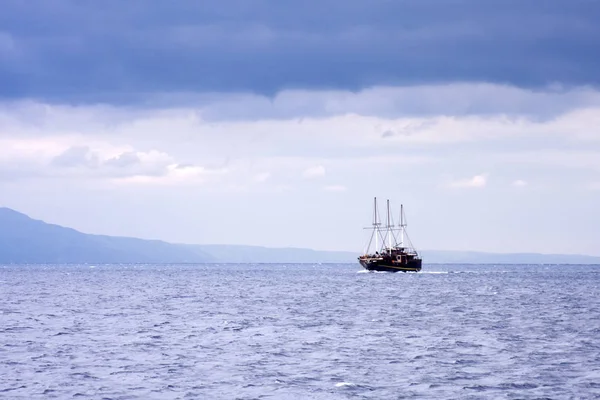 Пейзаж Водой Лодкой Землей Заднем Плане Эгейское Море Греция — стоковое фото