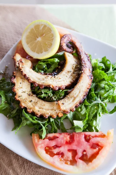 Grillad Bläckfisk Sallat Lämnar Med Citron Och Tomat Skiva — Stockfoto