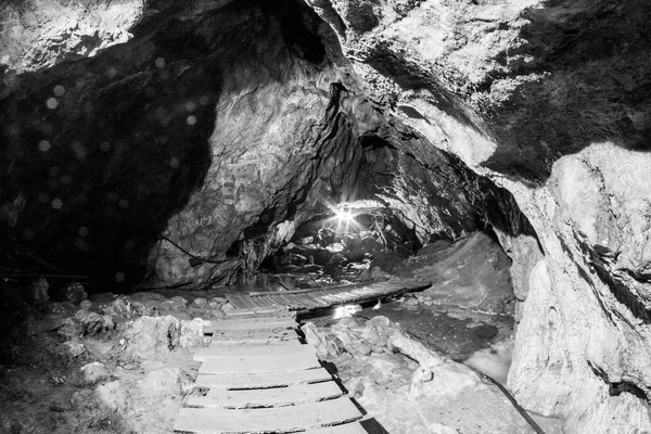 Cena Caverna Ialomita Perto Planalto Padina Bucegi Roménia — Fotografia de Stock