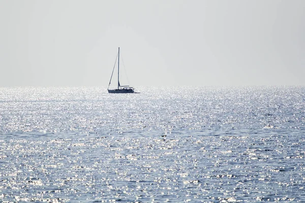 Пейзаж Водой Лодкой Землей Заднем Плане Эгейское Море Греция — стоковое фото