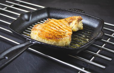 Tavada domuz pirzolası. Izgara et..