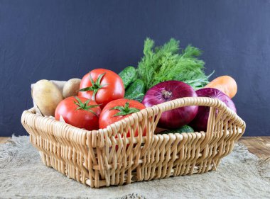 Sebzeli hasır sepet. Sağlıklı beslenme. 