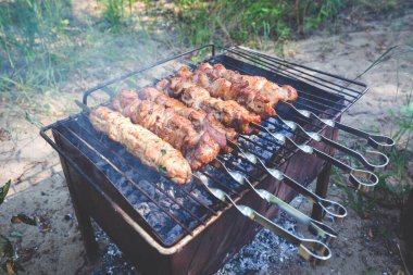 Çiğ et kebabı ve metal bir tel üzerinde parçalara ayrılmış. Kırmızı etin üst görüntüsü. 