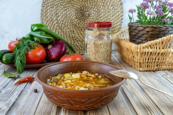 Soupe aux légumes et à l'orge perlé. — Photo