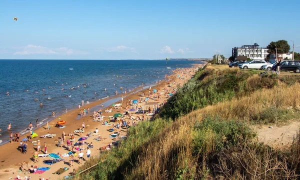 Azov Denizi kıyısında. İnsanlar deniz kıyısında dinleniyor. Krasnodar bölgesinin vahşi plajları..