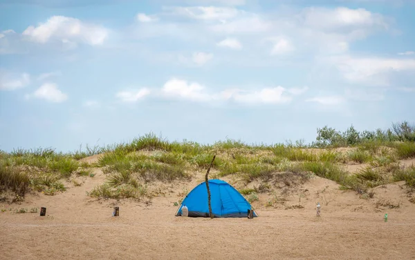 Das Zelt steht im Sand. — Stockfoto