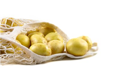 Beyaz arka planda bir torba dolusu taze patates..