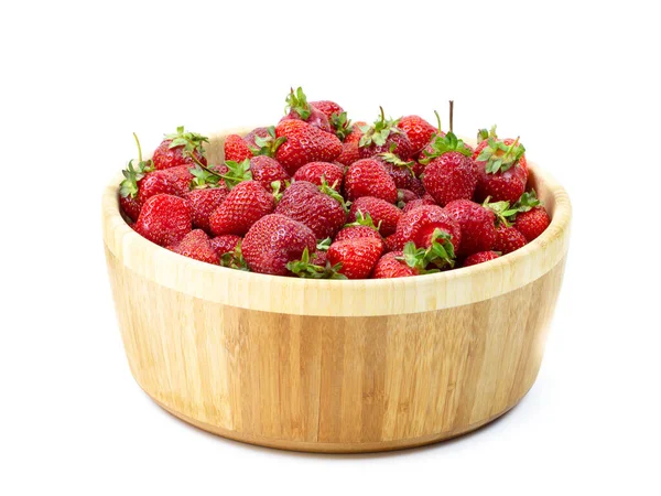 Erdbeeren in einem Holzteller auf weißem Hintergrund. — Stockfoto