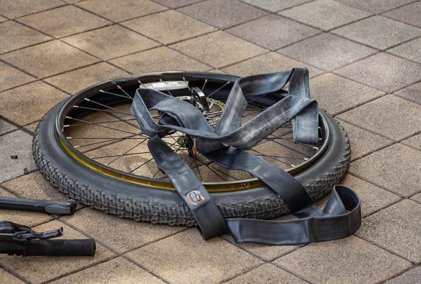 Reparación de bicicletas. Un tubo de bicicleta es un pedazo de goma mojada. —  Fotos de Stock