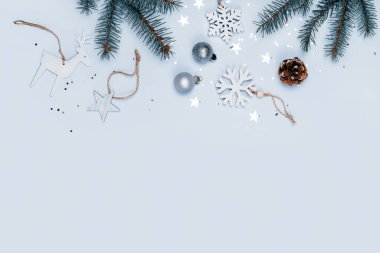 Mutlu Noeller ve mutlu yıllar konsepti. Gümüş noel süslemeleri, parıltılar ve konfetilerle dolu düz bir fotoğraf..