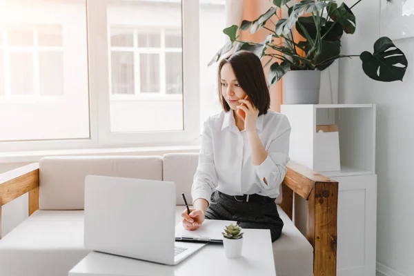 Junge Geschäftsfrau Telefoniert Büro Geschäftskonzept — Stockfoto