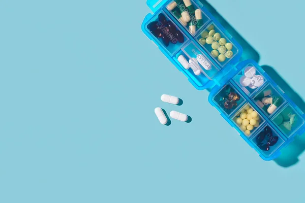 处方药和维生素装在蓝色药箱中 新薄荷色背景 平铺照片 文字空间 — 图库照片