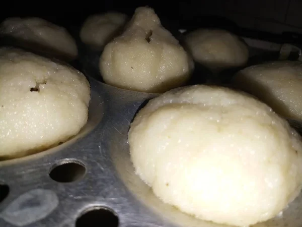 带有椰子填充物的印度莫达蛋糕蒸肉 — 图库照片