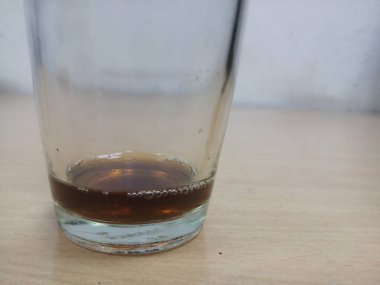 Masada kısmi kırmızı çay olan kristal bardak