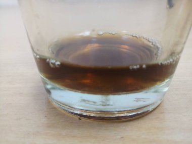 Masada kırmızı çay ya da şarap.