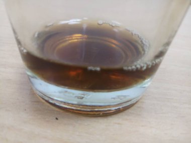 Masanın üzerinde kırmızı şarapla dolu bir bardak.