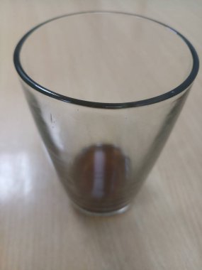 Hindistan 'da bardakla dolu kırmızı çay.