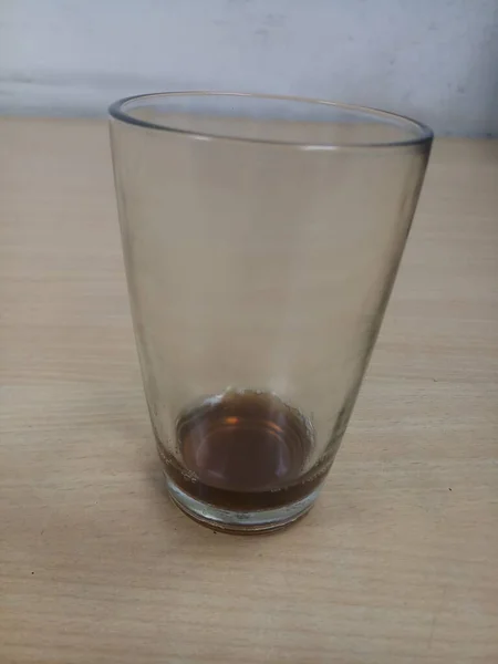 Vidro Cristal Com Chá Parcial Mesa — Fotografia de Stock