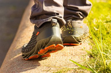 Spor ayakkabılı erkek bacakları dışarıda hareket halinde. Spor ve zindelik