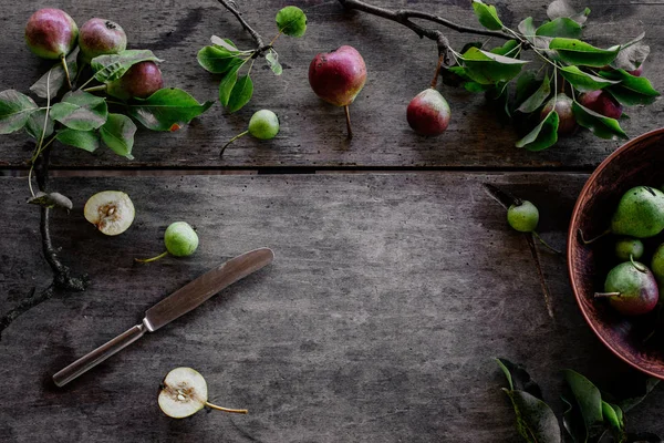 Oogst Van Rijpe Peren Rustieke Houten Tafel Bovenaanzicht — Stockfoto