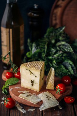 Fesleğenli domates rustik tarzda bir arka plan üzerinde sert peynir