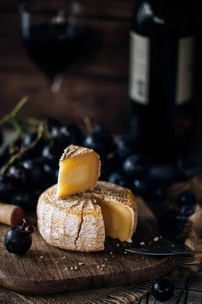 Formaggio Fresco Affettato Con Vino Rosso Uva Rossa — Foto Stock