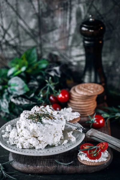 Měkký Kozí Sýr Cherry Rajčátky Sušenky Rustikálním Stylu — Stock fotografie