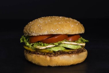 Vejetaryen burger susam sos, sarı biber, kabak, salata ve domates