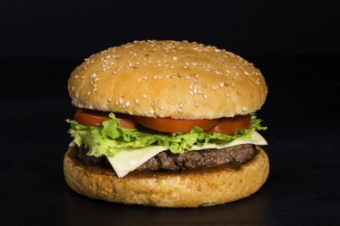 Sığır eti, salata, domates ve beyaz peynirli burger