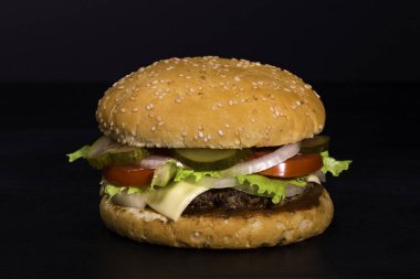 Burger beef, Marine salatalık ve soğan