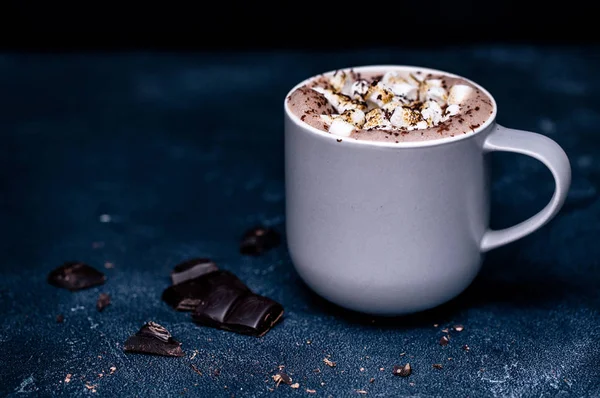 Een Kopje Warme Chocolademelk Met Chocolade Marshmallow Donkere Tafel — Stockfoto