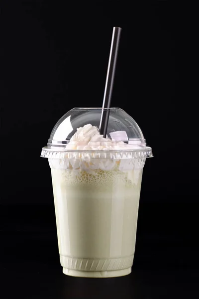 Milkshake Met Slagroom Een Doorzichtige Plastic Glas — Stockfoto