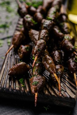 Prepeared Kebap doğmak kalpler karanlık kesme tahtası üzerinde gelen