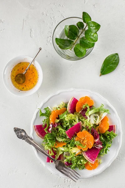 Groene Salade Met Watermeloen Radijs Mandarijn — Stockfoto