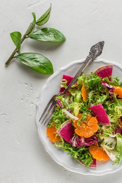 Grüner Salat Mit Wassermelonen Rettich Und Mandarine — Stockfoto