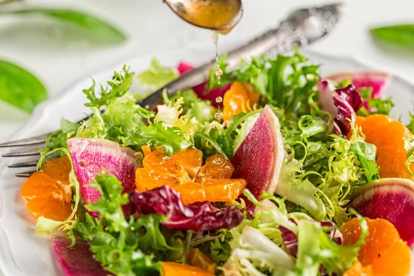 Groene Salade Met Watermeloen Radijs Mandarijn — Stockfoto