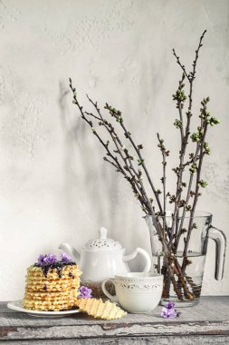 Natürmort. Waffle, çay veya kahve, sopa. Bahar. Kahvaltı