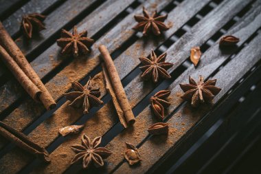 Yıldız anason ve karanlık tablo üzerinde kabuk tarçın