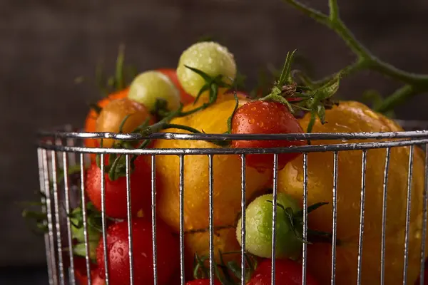 Tautropfen Auf Bunten Tomaten Korb — Stockfoto