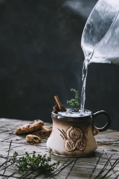 シナモンとハーブのお茶のカップ — ストック写真