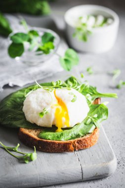 haşlanmış yumurta ile sandviç