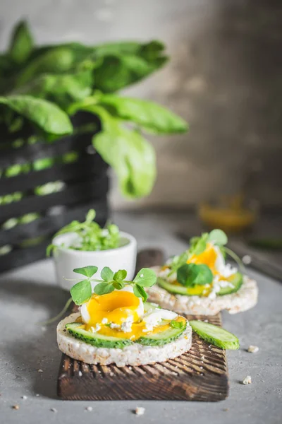 पोचलेल्या अंडीसह सँडविच — स्टॉक फोटो, इमेज