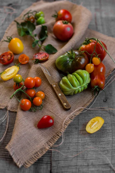 Pomidory na brązowego sukna — Zdjęcie stockowe