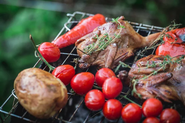 Grilling av fjørfevaktler – stockfoto